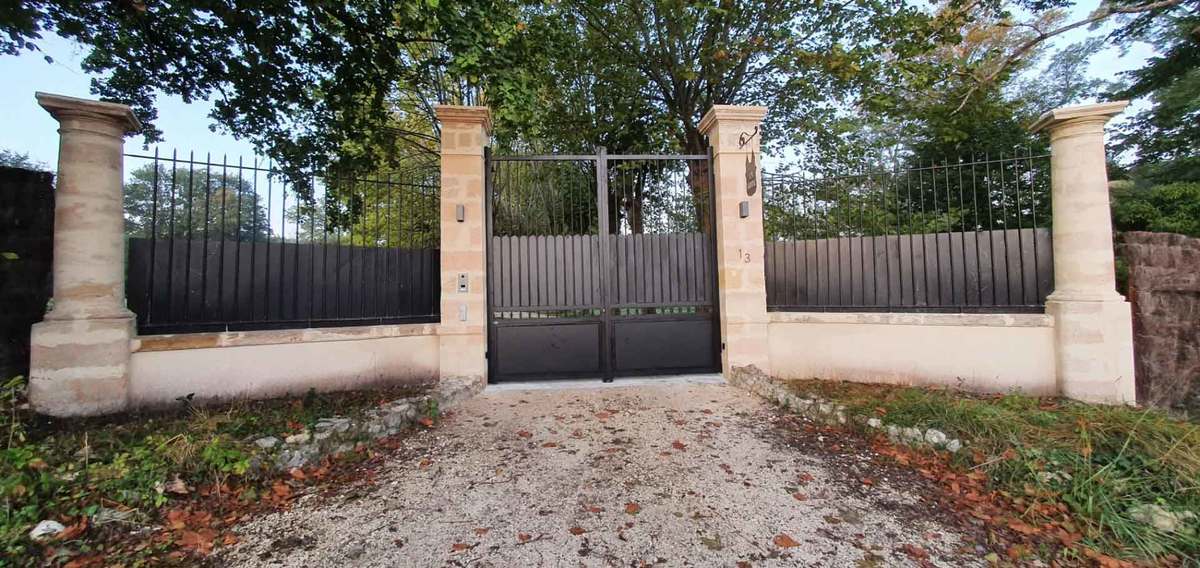 Rénovation de portail et ravalement de murs en pierre à Bordeaux
