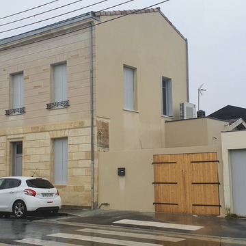 Finition de la surrélévation avec un placage pierre de Montignac