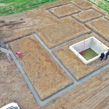 Les travaux commencent, on fait couler les fondations